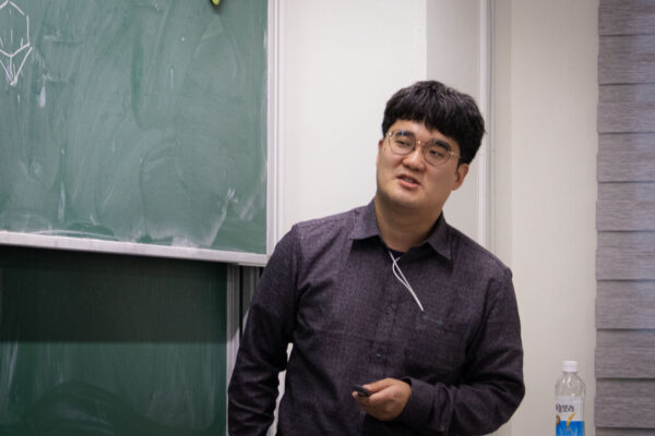 Seunghun Lee (이승훈) gave a talk on the existence of hypergraphs embeddable in ℝ^d with large chromatic number at the Discrete Math Seminar