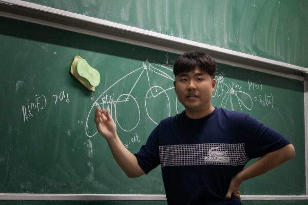 Hyunwoo Lee (이현우) gave a talk on disproving Kahn’s conjecture on matchings in d-regular linear hypergraphs at the Discrete Math Seminar
