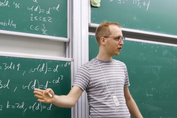 Attila Jung gave a talk on the quantative fractional Helly theorem at the Discrete Math Seminar