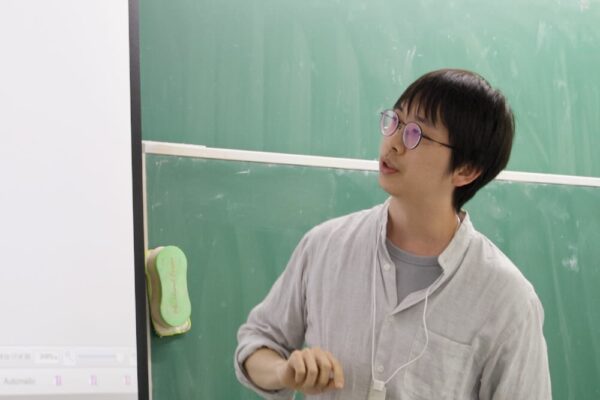 On-Hei Solomon Lo gave a talk on characterizing minor-minimal 3-connected non-Hamiltonian graphs at the Discrete Math Seminar