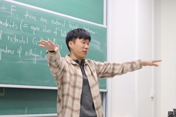 Donggyu Kim (김동규) gave a talk on defining orthogonal matroids (even delta-matroids) with coefficients in terms of Grassmann-Plücker functions at the Discrete Math Seminar