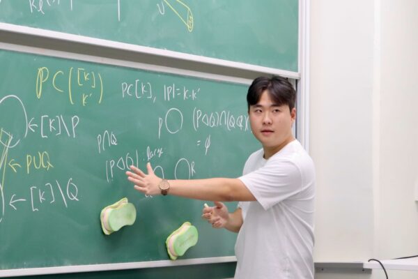 Hyunwoo Lee (이현우) gave a talk on a recent new lower bound for the multicolor triangle Ramsey number by OpenAI at the Discrete Math Seminar