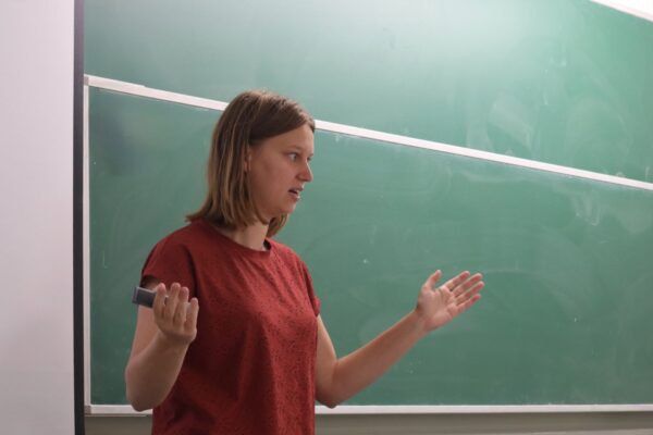 Gabriëlle Zwaneveld gave a talk on oriented graphs with the same number of neighbors and second neighbors at each vertex at the Discrete Math Seminar
