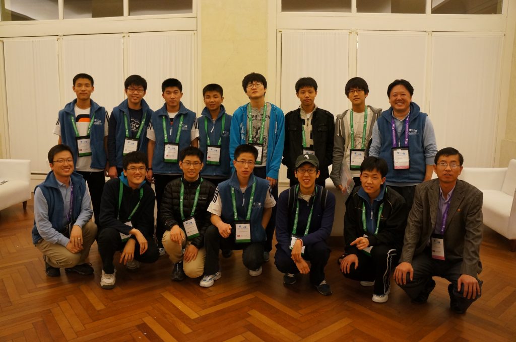 IMO2012 시험 전날 북한 팀과 함께 찍은 사진